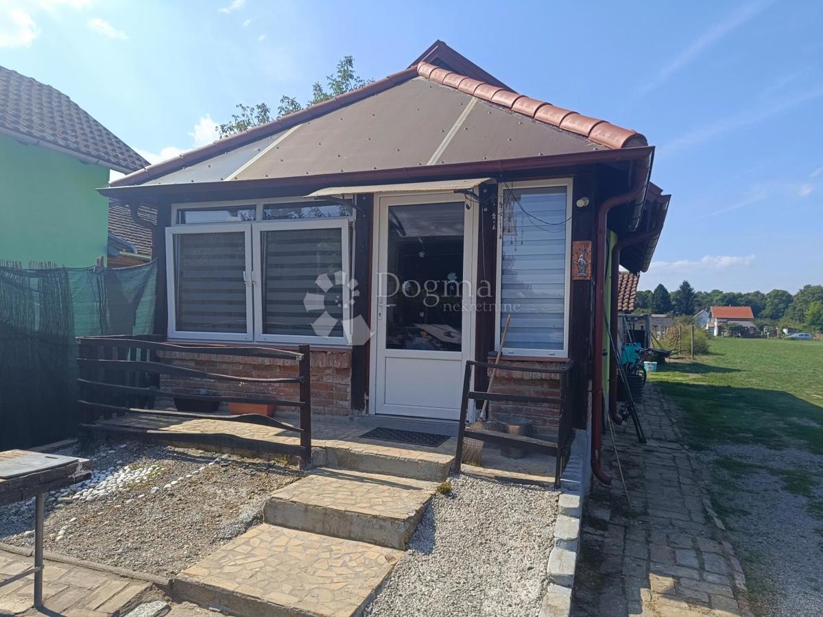 Hiša Petrijevci, 1.403m2