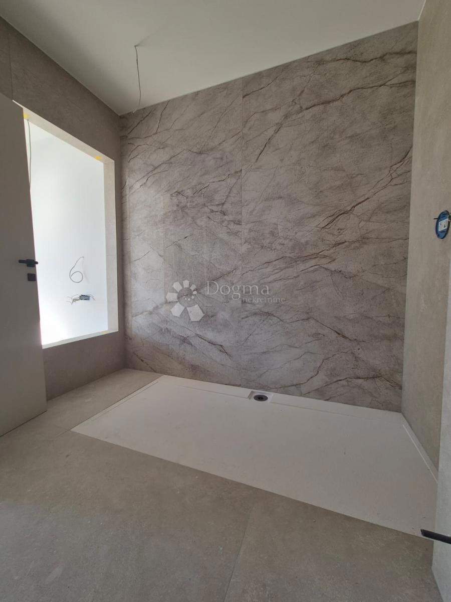 Stanovanje Okrug Gornji, Okrug, 192,62m2 (Mavarčica)