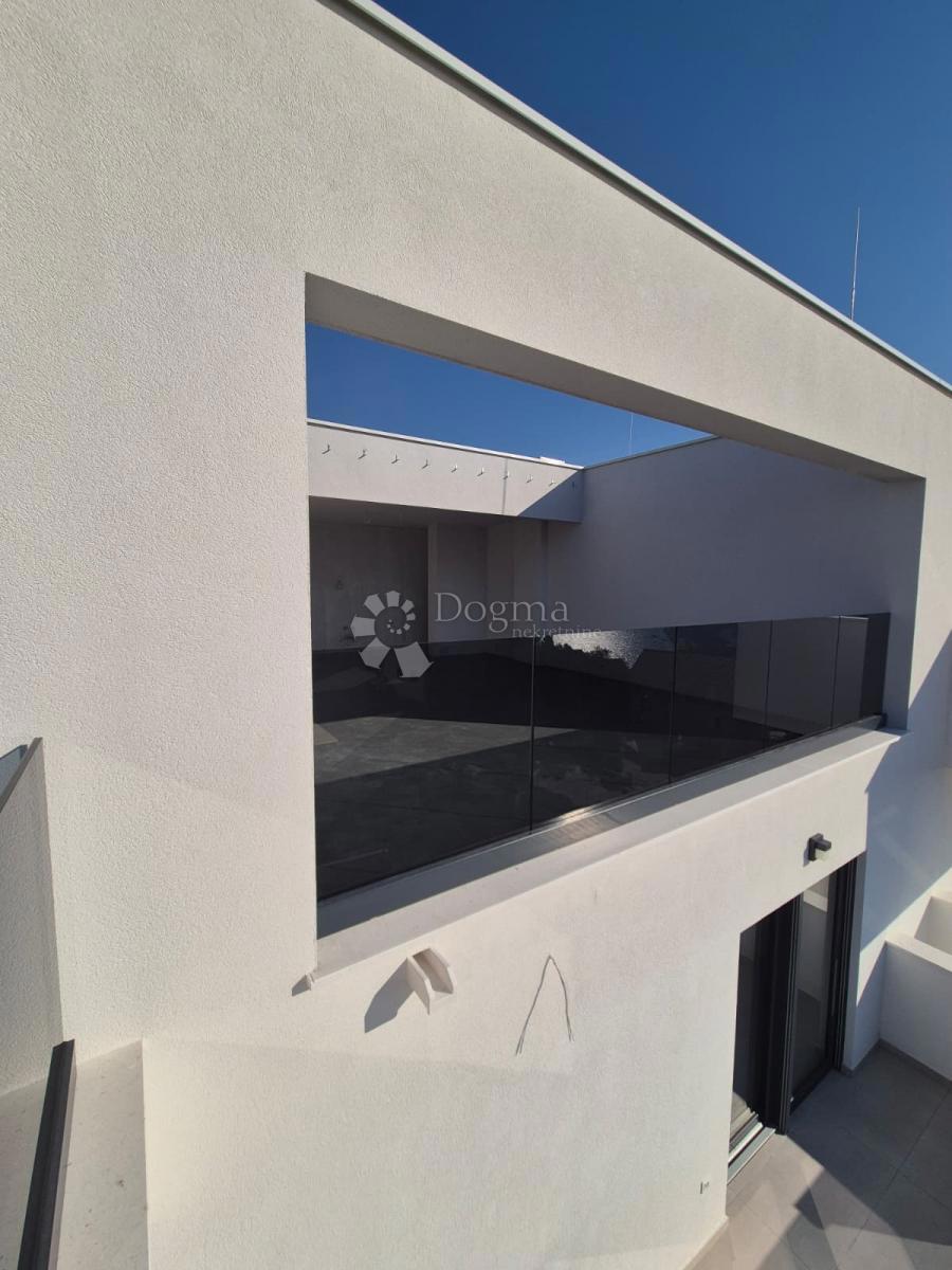 Stanovanje Okrug Gornji, Okrug, 192,62m2 (Mavarčica)