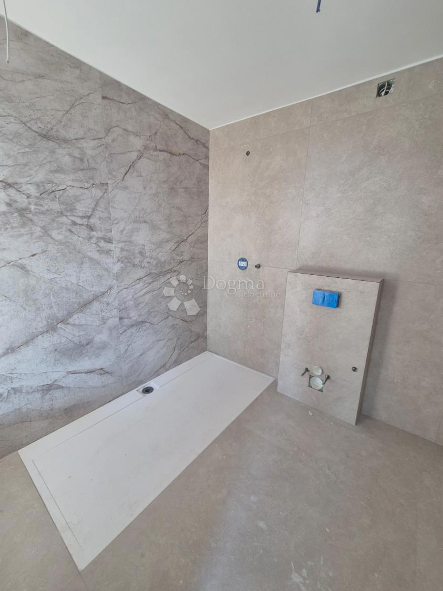 Stanovanje Okrug Gornji, Okrug, 192,62m2 (Mavarčica)