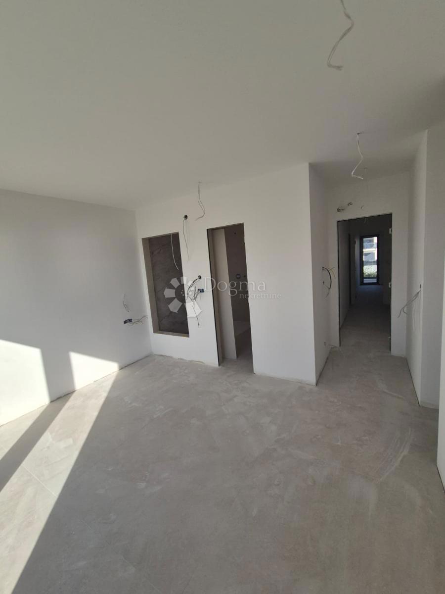 Stanovanje Okrug Gornji, Okrug, 192,62m2 (Mavarčica)