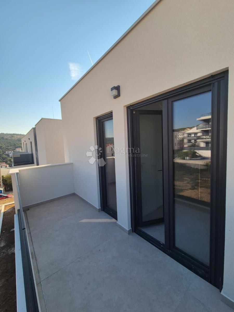 Stanovanje Okrug Gornji, Okrug, 192,62m2 (Mavarčica)