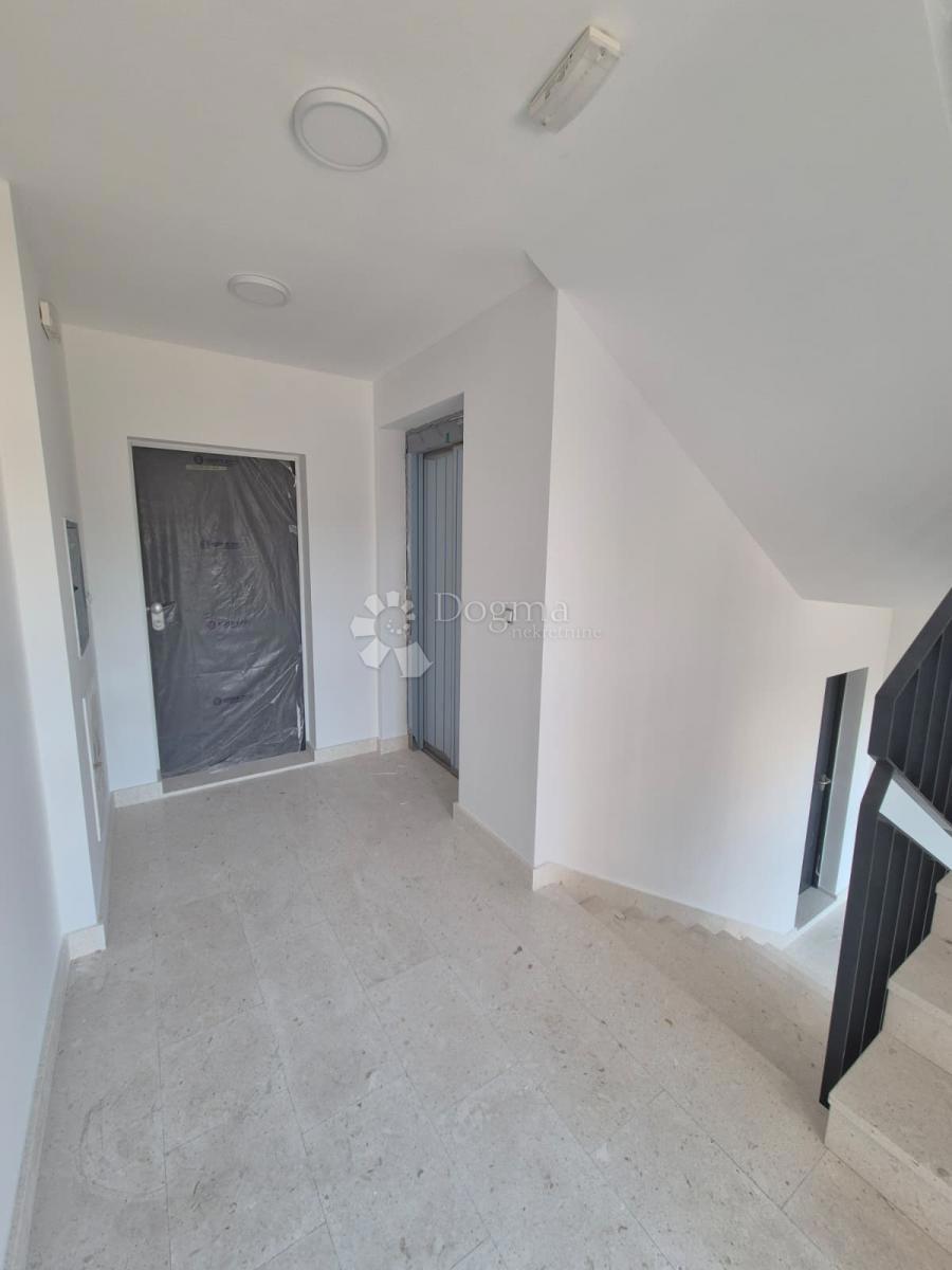 Stanovanje Okrug Gornji, Okrug, 85,82m2