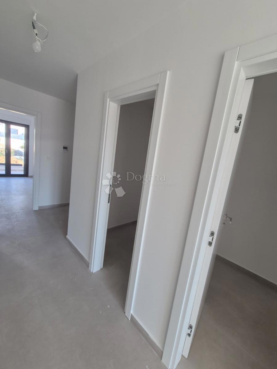 Stanovanje Okrug Gornji, Okrug, 85,82m2