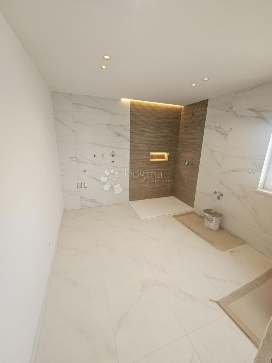 Stanovanje Okrug Gornji, Okrug, 92m2