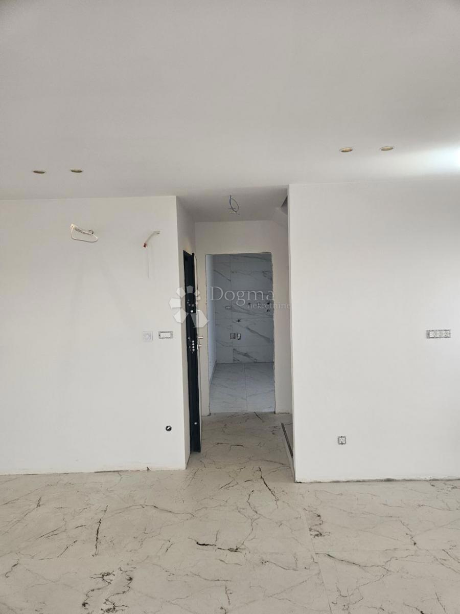 Stanovanje Okrug Gornji, Okrug, 92m2