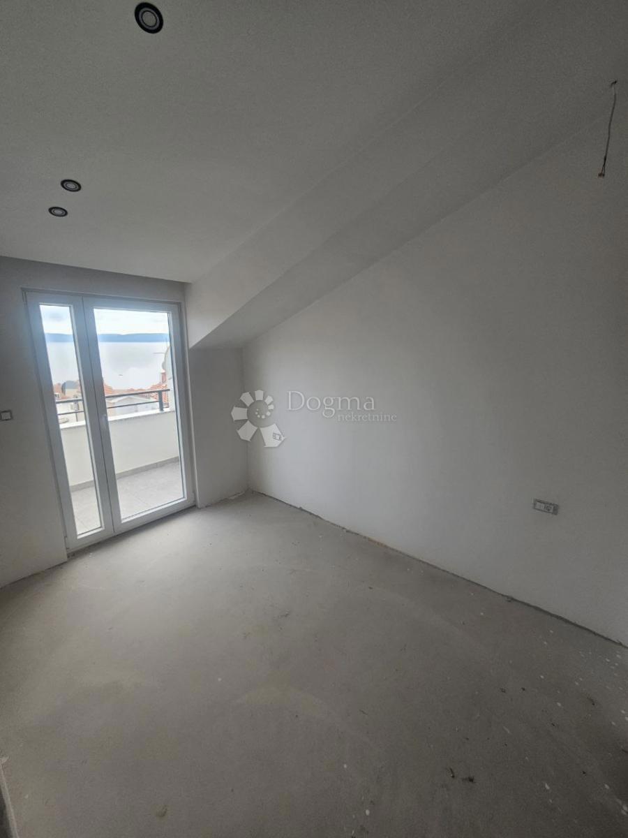 Stanovanje Okrug Gornji, Okrug, 92m2