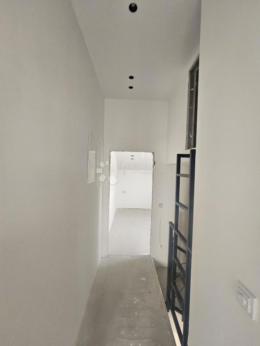 Stanovanje Okrug Gornji, Okrug, 92m2