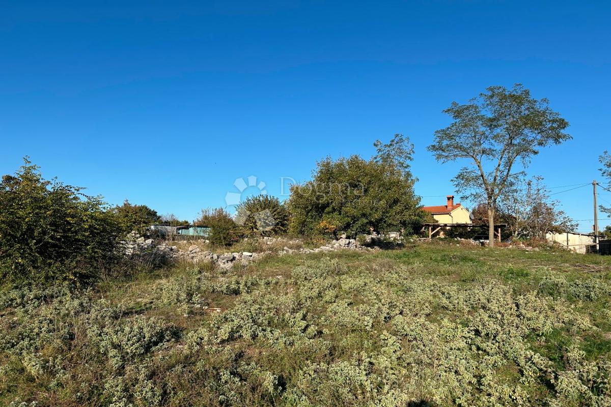 Zazidljivo zemljišče Bale, 1.235m2