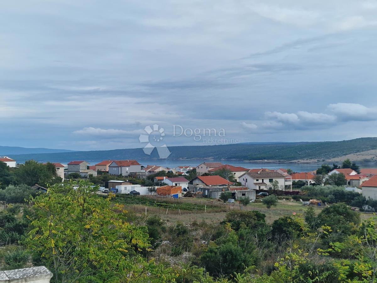 Priložnost za hišo in zemljišče v Posedarju 700 m od morja