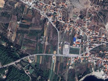 Priložnost za hišo in zemljišče v Posedarju 700 m od morja