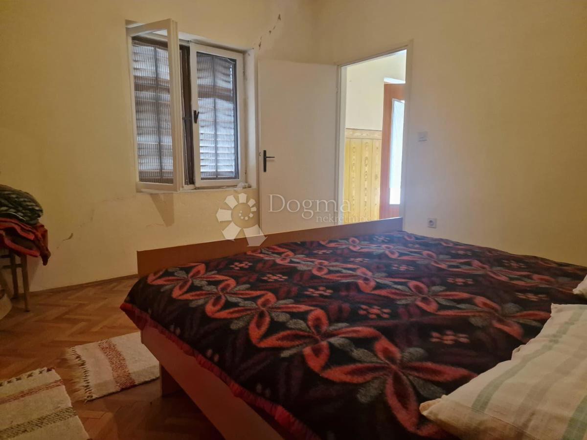 Priložnost za hišo in zemljišče v Posedarju 700 m od morja