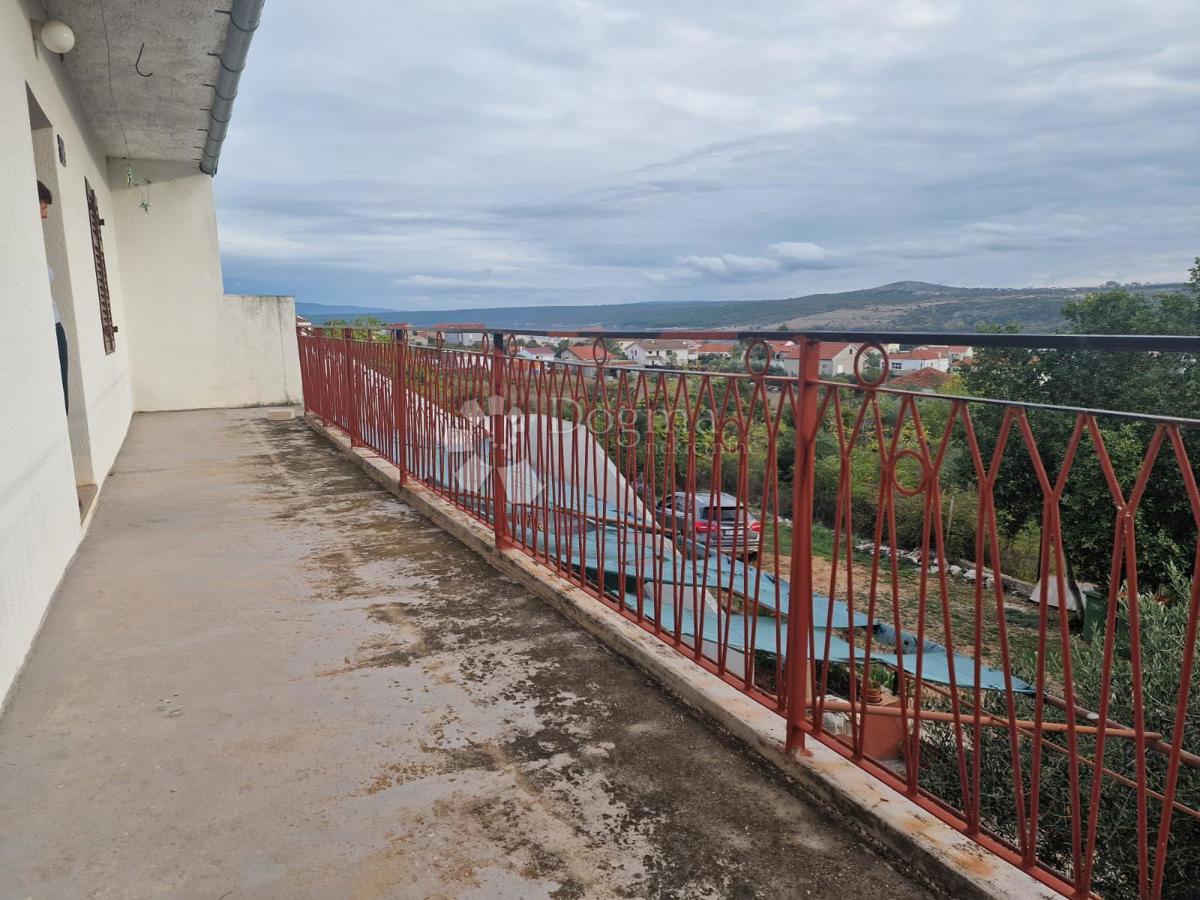 Priložnost za hišo in zemljišče v Posedarju 700 m od morja