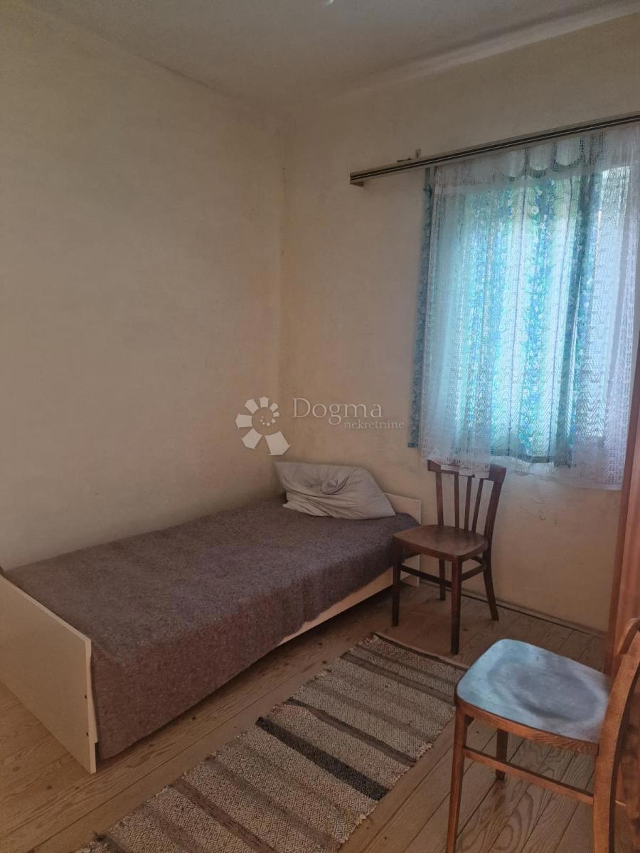 Priložnost za hišo in zemljišče v Posedarju 700 m od morja