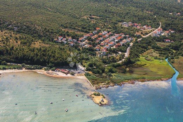 Priložnost za hišo in zemljišče v Posedarju 700 m od morja