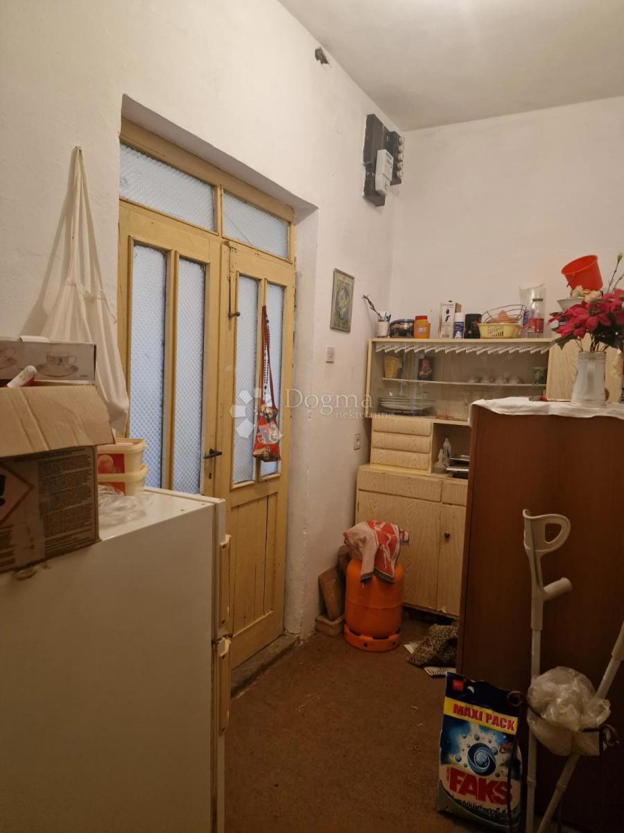 Priložnost za hišo in zemljišče v Posedarju 700 m od morja