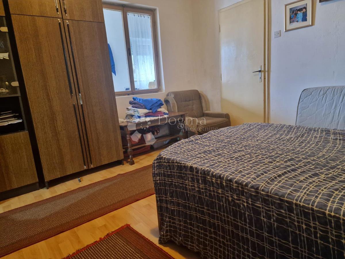 Priložnost za hišo in zemljišče v Posedarju 700 m od morja