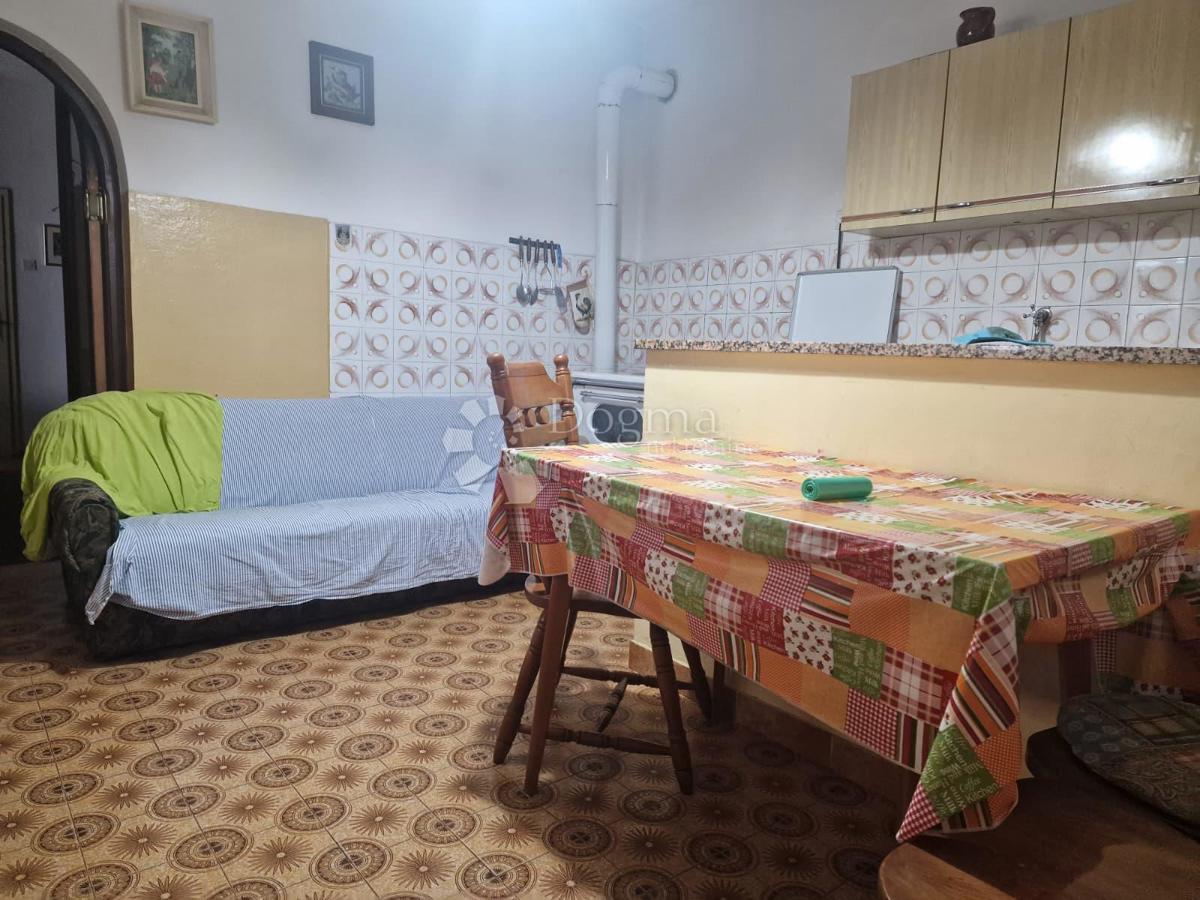 Priložnost za hišo in zemljišče v Posedarju 700 m od morja