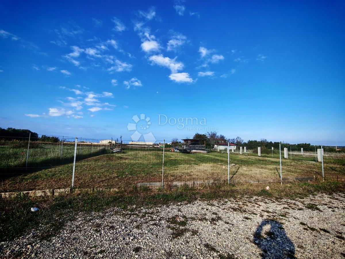  VRHUNSKA! GRADBENA ZEMLJIŠČA V BLIŽINI PULA