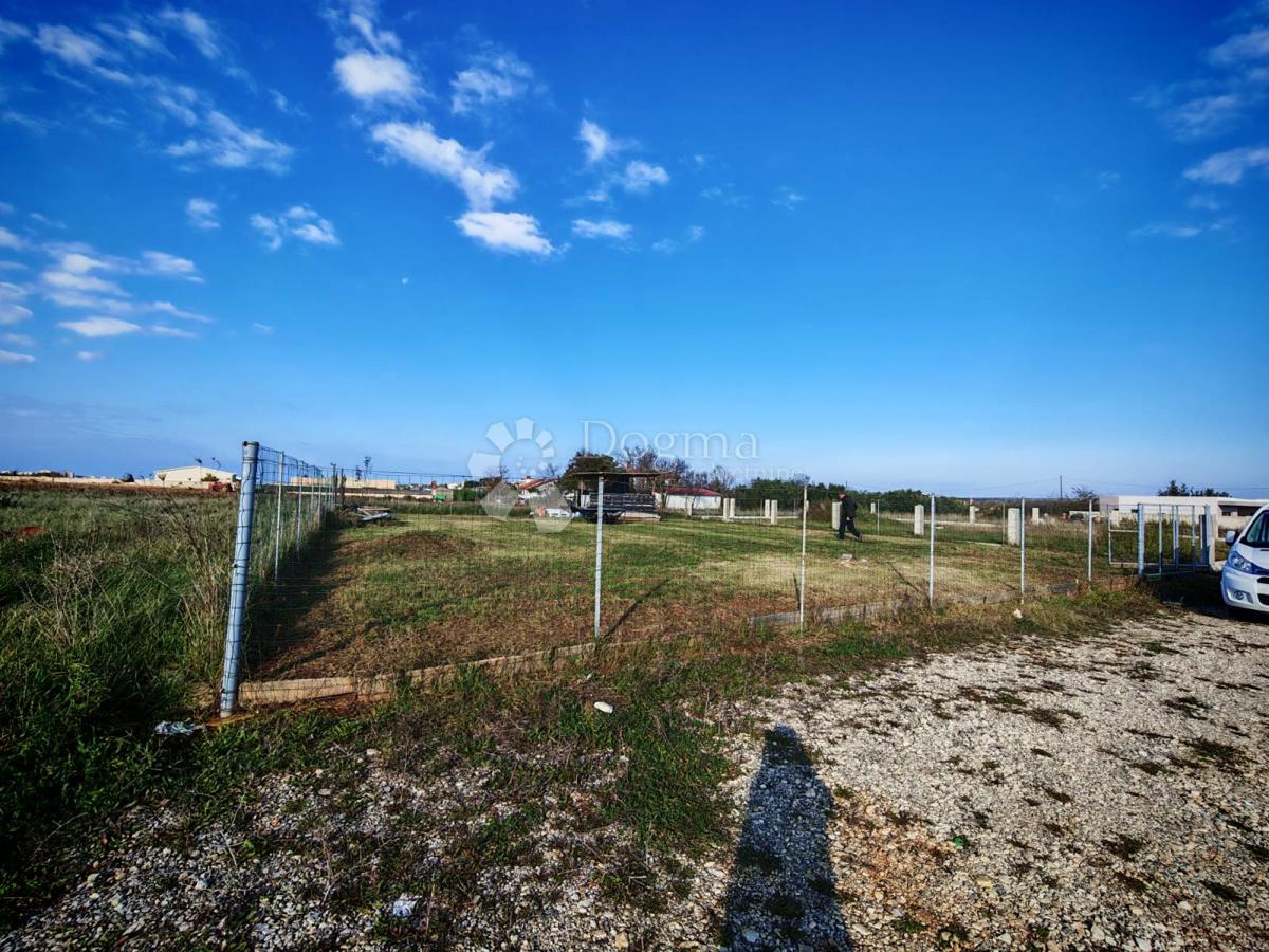  VRHUNSKA! GRADBENA ZEMLJIŠČA V BLIŽINI PULA