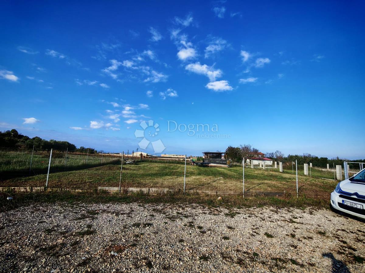  VRHUNSKA! GRADBENA ZEMLJIŠČA V BLIŽINI PULA