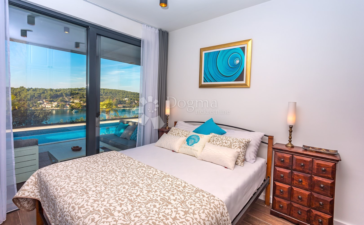 Luksuzna vila na otoku Šolta z ogrevanim bazenom, jacuzzijem in panoramskim razgledom