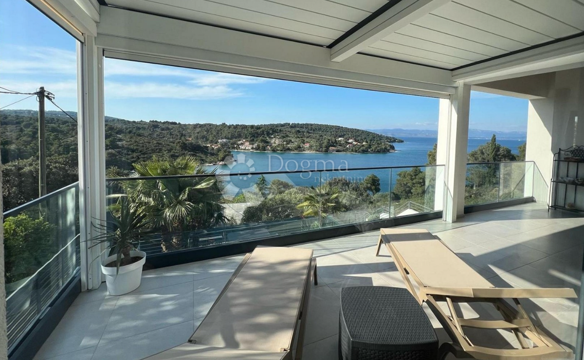 Luksuzna vila na otoku Šolta z ogrevanim bazenom, jacuzzijem in panoramskim razgledom