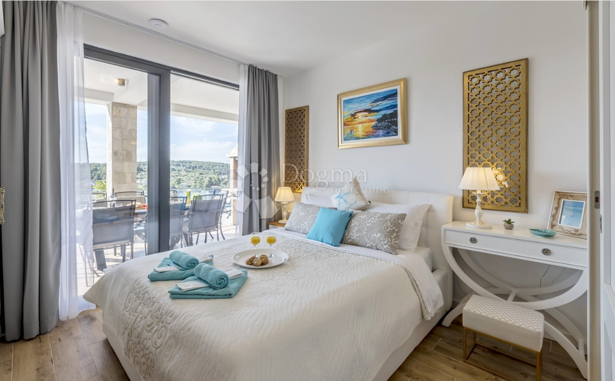 Luksuzna vila na otoku Šolta z ogrevanim bazenom, jacuzzijem in panoramskim razgledom