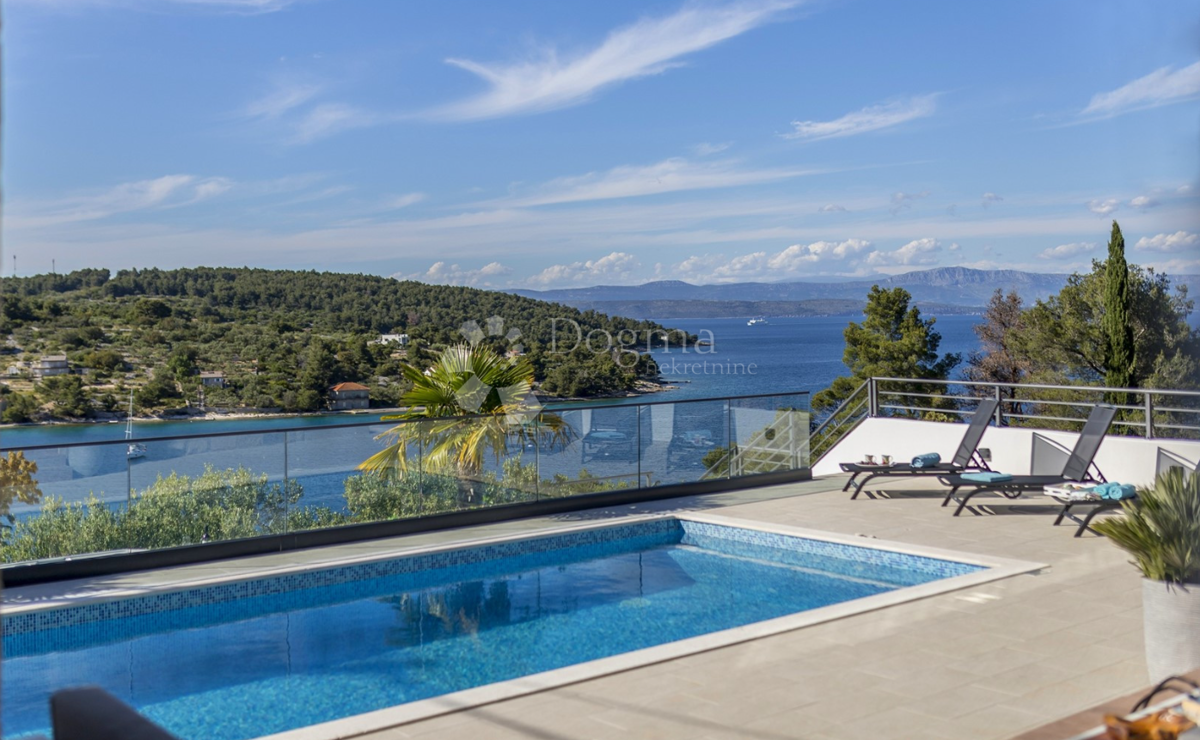 Luksuzna vila na otoku Šolta z ogrevanim bazenom, jacuzzijem in panoramskim razgledom