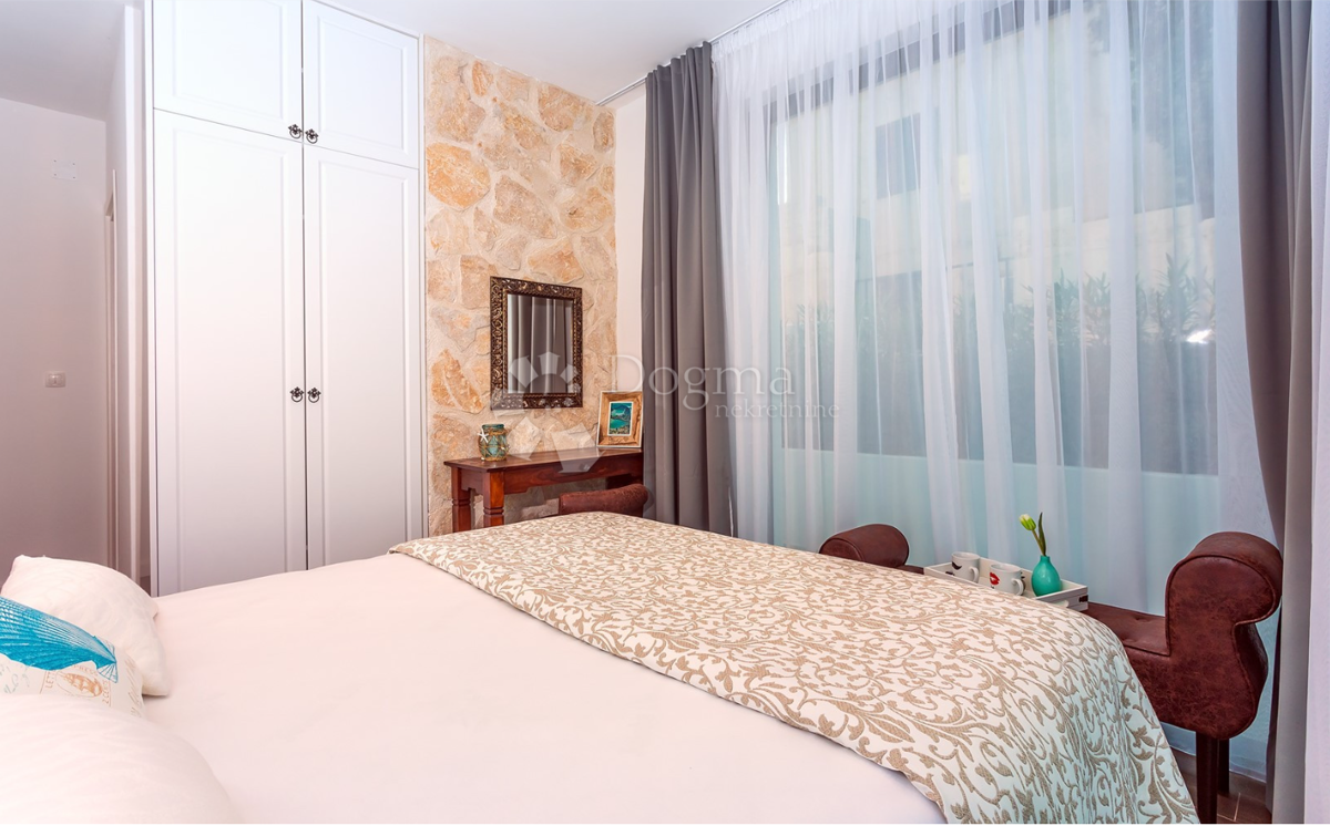 Luksuzna vila na otoku Šolta z ogrevanim bazenom, jacuzzijem in panoramskim razgledom