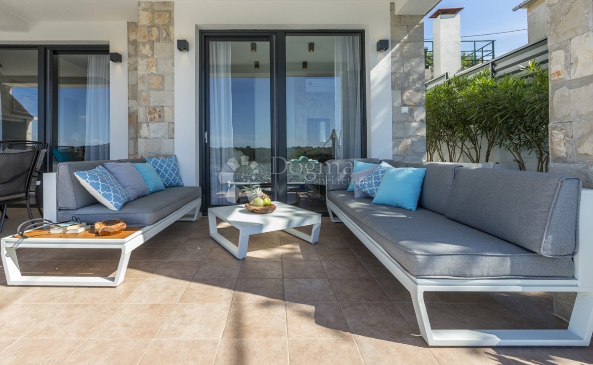Luksuzna vila na otoku Šolta z ogrevanim bazenom, jacuzzijem in panoramskim razgledom