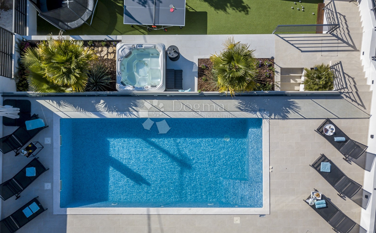 Luksuzna vila na otoku Šolta z ogrevanim bazenom, jacuzzijem in panoramskim razgledom