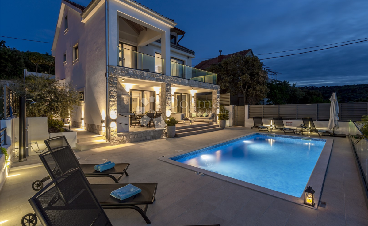 Luksuzna vila na otoku Šolta z ogrevanim bazenom, jacuzzijem in panoramskim razgledom