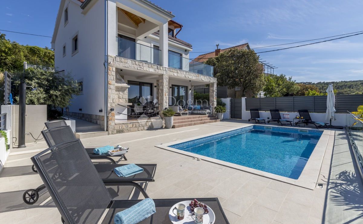 Luksuzna vila na otoku Šolta z ogrevanim bazenom, jacuzzijem in panoramskim razgledom