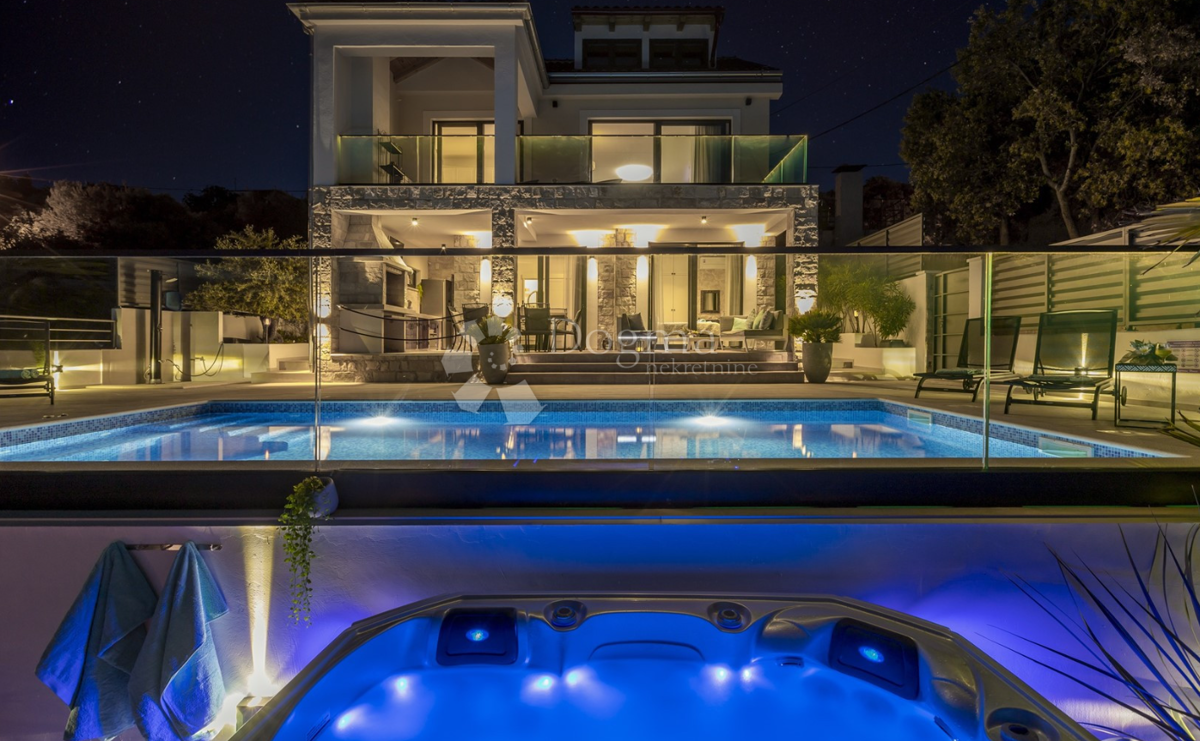 Luksuzna vila na otoku Šolta z ogrevanim bazenom, jacuzzijem in panoramskim razgledom