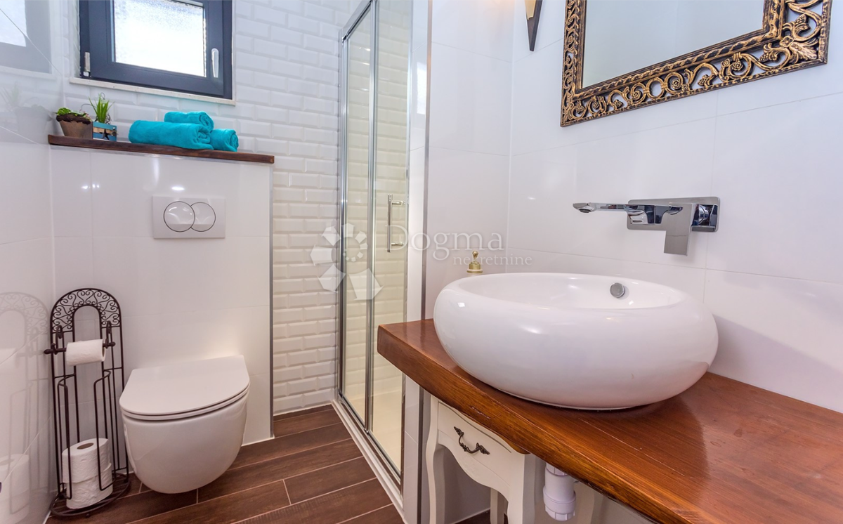 Luksuzna vila na otoku Šolta z ogrevanim bazenom, jacuzzijem in panoramskim razgledom