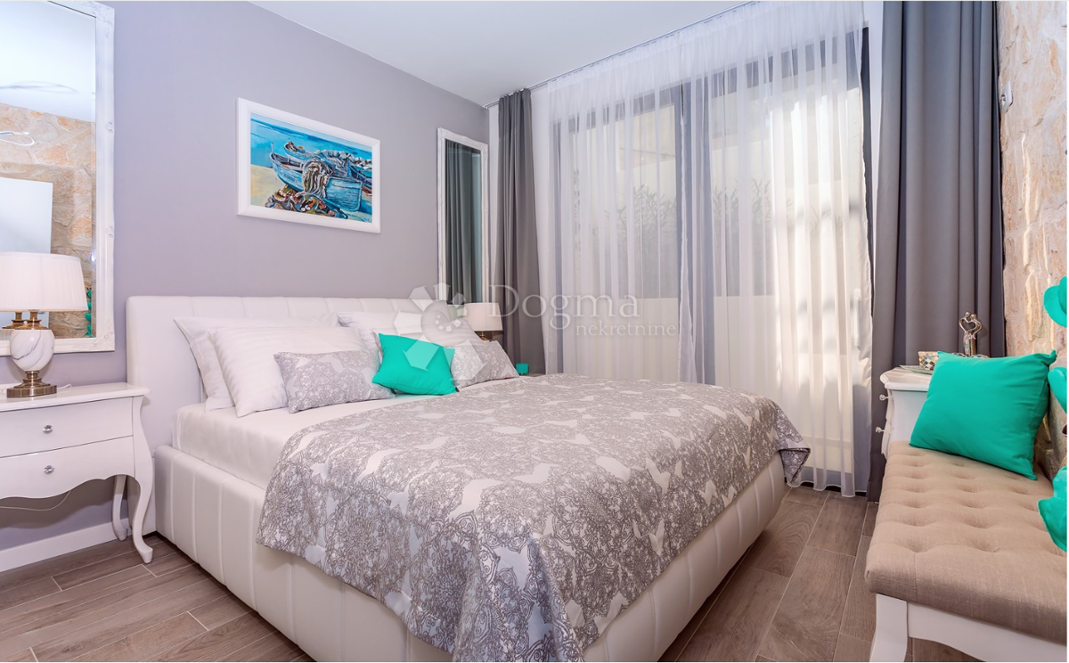 Luksuzna vila na otoku Šolta z ogrevanim bazenom, jacuzzijem in panoramskim razgledom