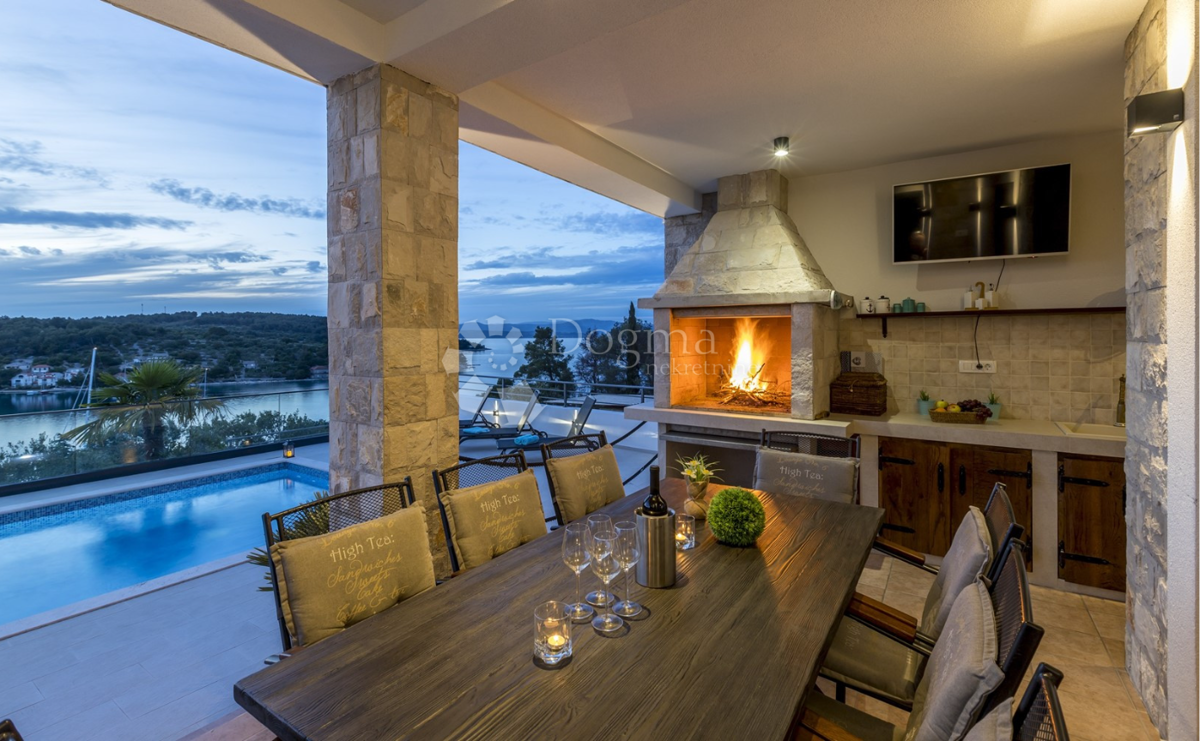 Luksuzna vila na otoku Šolta z ogrevanim bazenom, jacuzzijem in panoramskim razgledom