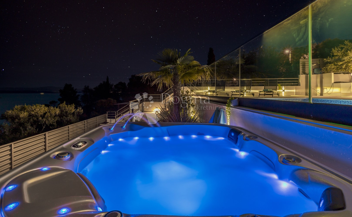Luksuzna vila na otoku Šolta z ogrevanim bazenom, jacuzzijem in panoramskim razgledom