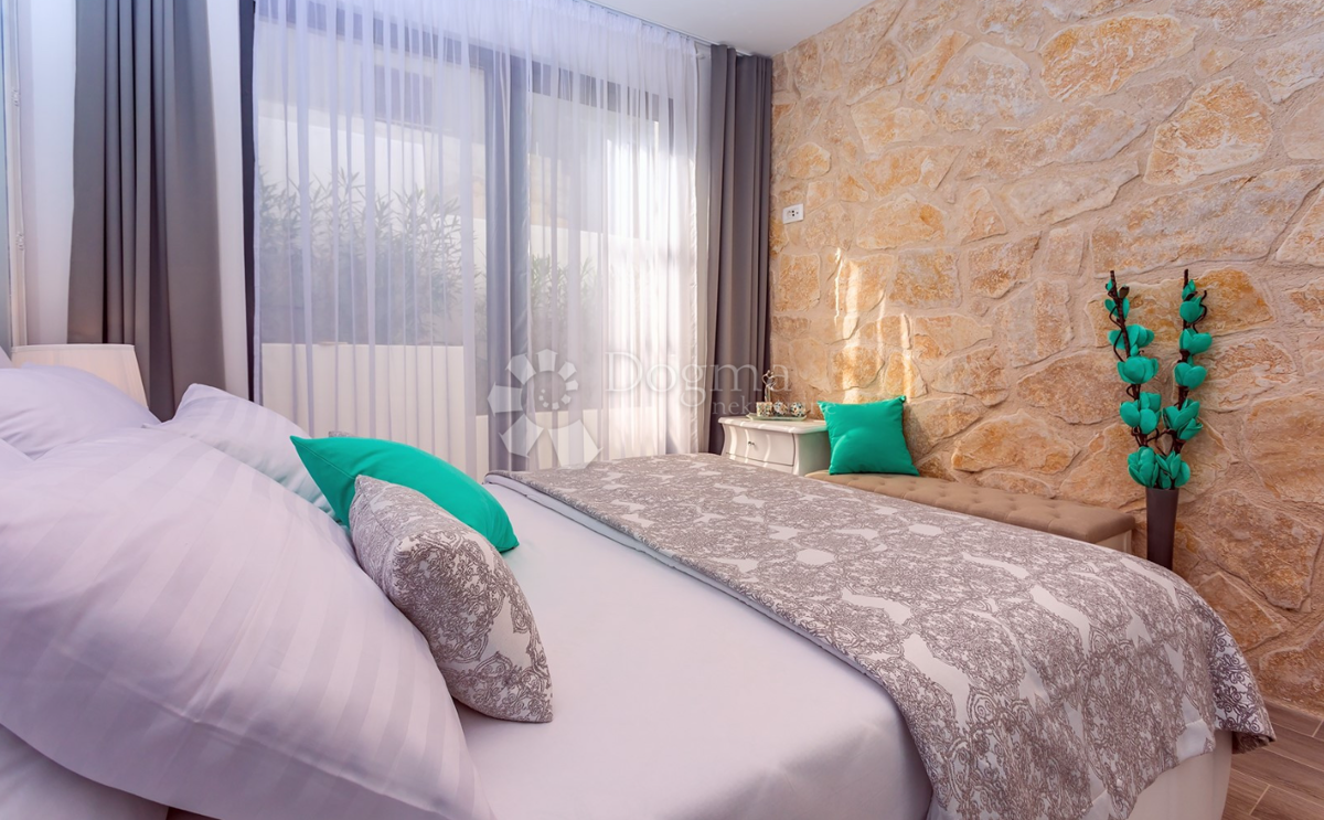 Luksuzna vila na otoku Šolta z ogrevanim bazenom, jacuzzijem in panoramskim razgledom