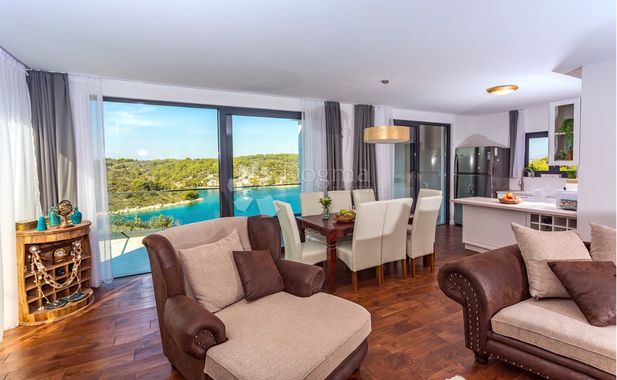 Luksuzna vila na otoku Šolta z ogrevanim bazenom, jacuzzijem in panoramskim razgledom