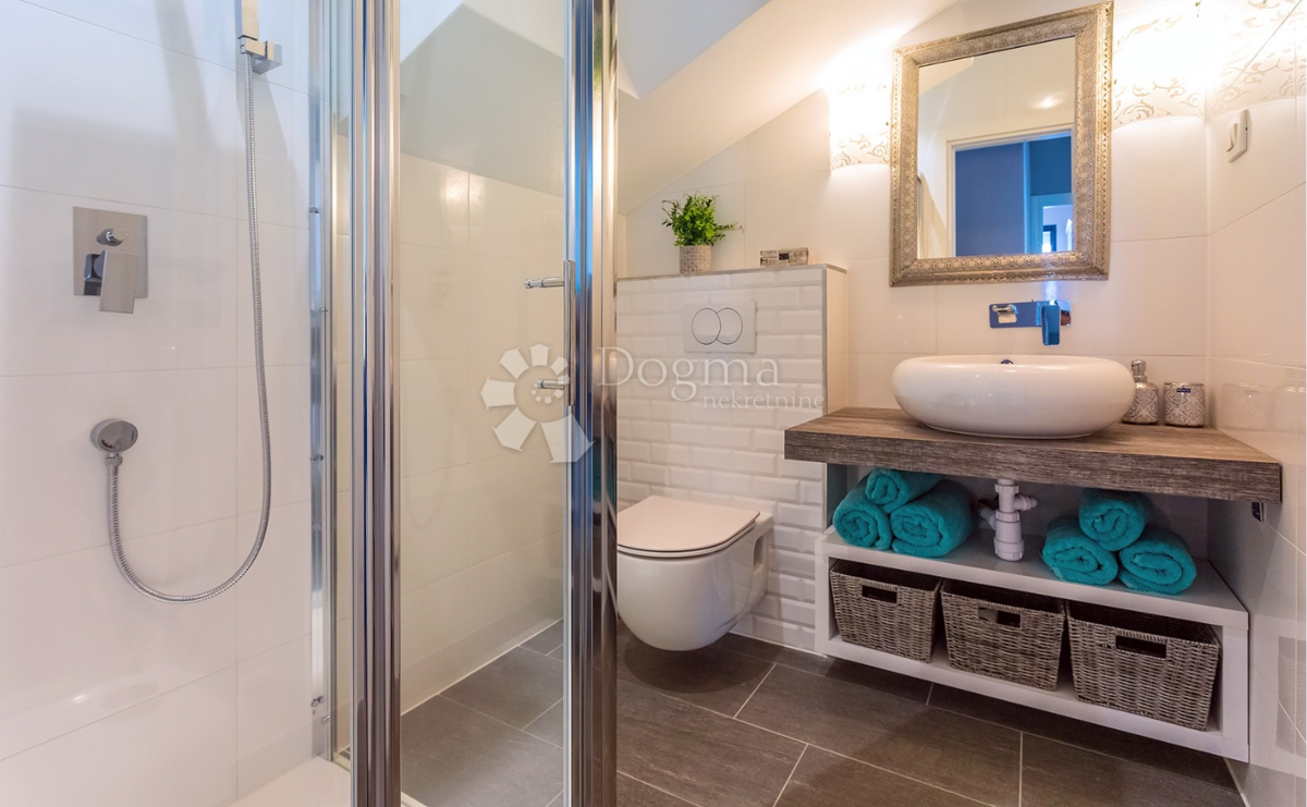 Luksuzna vila na otoku Šolta z ogrevanim bazenom, jacuzzijem in panoramskim razgledom