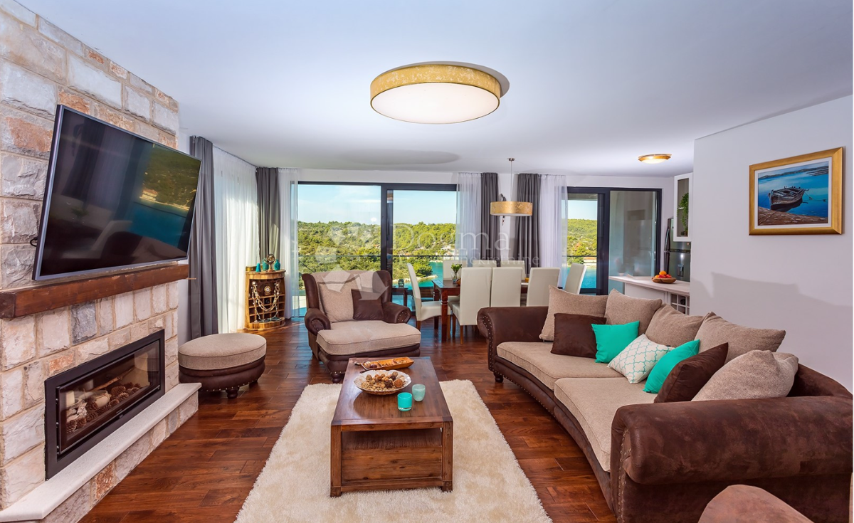 Luksuzna vila na otoku Šolta z ogrevanim bazenom, jacuzzijem in panoramskim razgledom