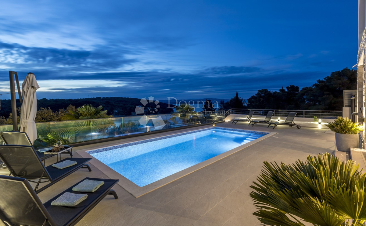 Luksuzna vila na otoku Šolta z ogrevanim bazenom, jacuzzijem in panoramskim razgledom