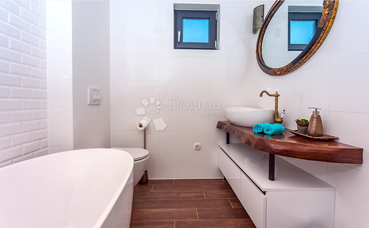 Luksuzna vila na otoku Šolta z ogrevanim bazenom, jacuzzijem in panoramskim razgledom