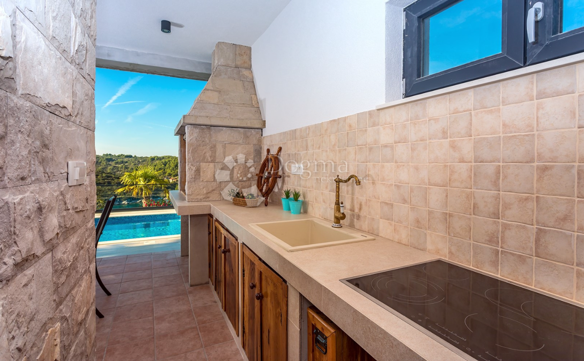 Luksuzna vila na otoku Šolta z ogrevanim bazenom, jacuzzijem in panoramskim razgledom