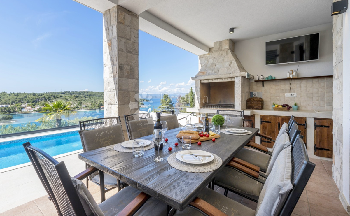 Luksuzna vila na otoku Šolta z ogrevanim bazenom, jacuzzijem in panoramskim razgledom