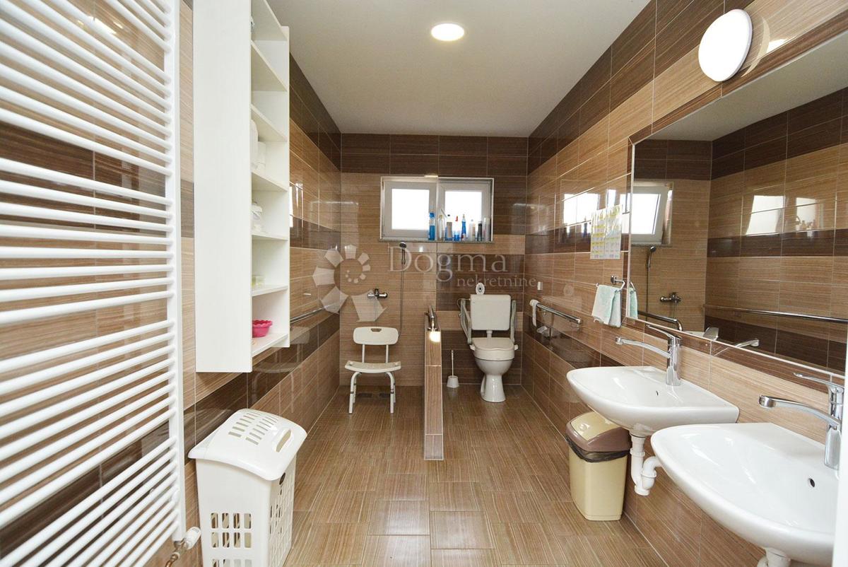 Hiša Trojstveni Markovac, Bjelovar, 541m2