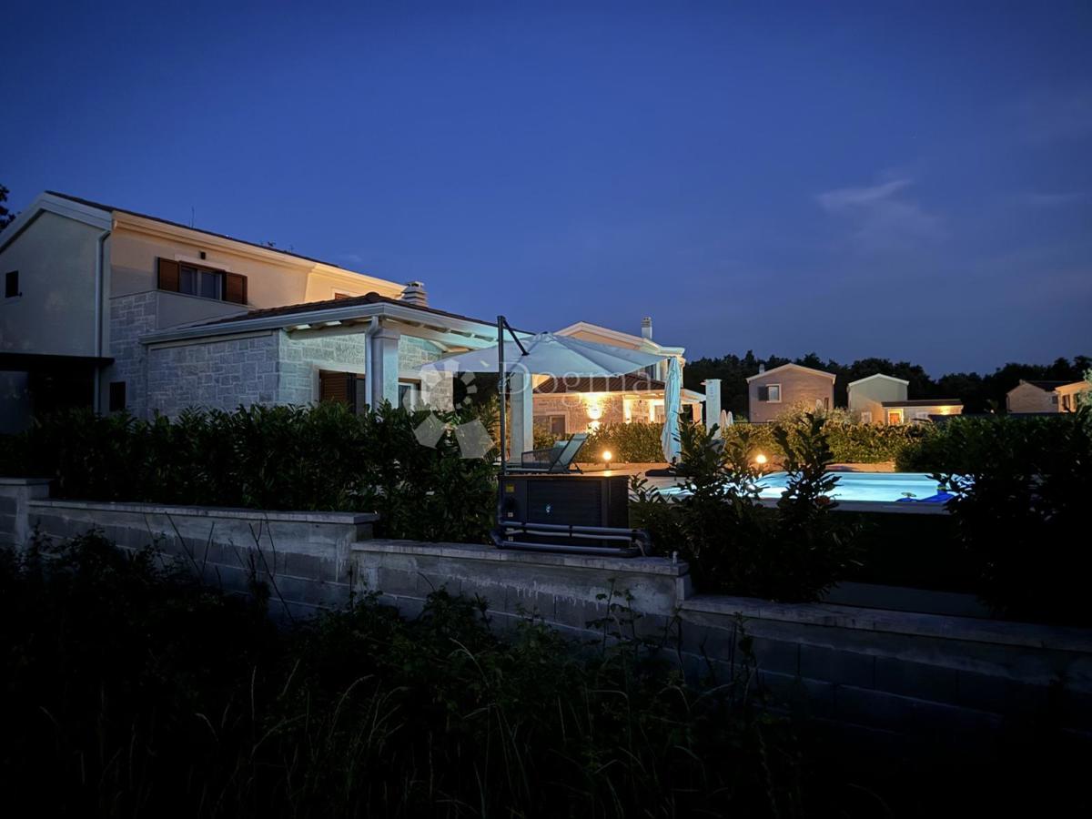 Gradbeno zemljišče 554 m² s projektom za moderno vilo z bazenom