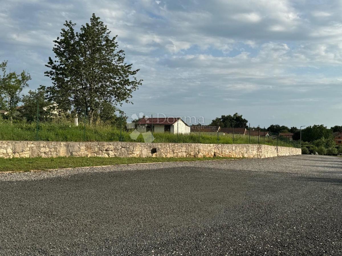 Gradbeno zemljišče 554 m² s projektom za moderno vilo z bazenom